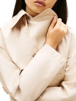 Manteau Trench court en coton mélangé beige uni avec une coupe droite