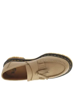 Mocassins Adrian Virginia en cuir beiges avec un talon plat et détail frange