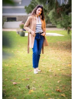 Mocassins Adrian Virginia en cuir beiges avec un talon plat et détail frange