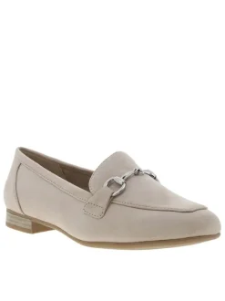 Mocassins beiges avec un talon plat et une fermeture à slip-on