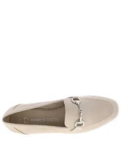 Mocassins beiges avec un talon plat et une fermeture à slip-on