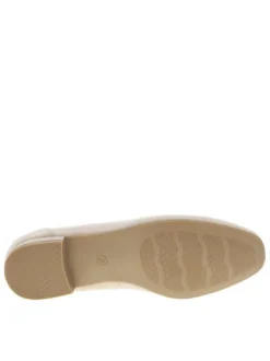 Mocassins beiges avec un talon plat et une fermeture à slip-on