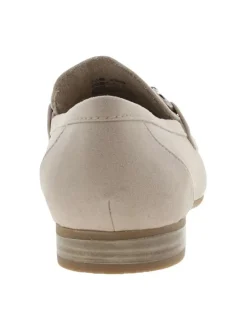 Mocassins beiges avec un talon plat et une fermeture à slip-on
