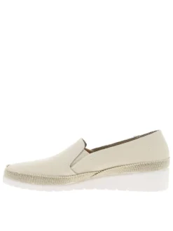 Mocassins beiges en cuir avec un talon compensé bas et à slip-on