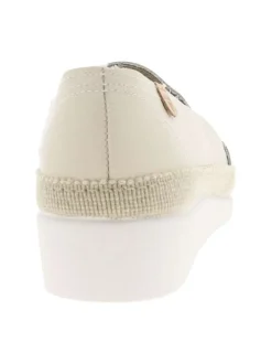 Mocassins beiges en cuir avec un talon compensé bas et à slip-on