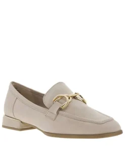 Mocassins beiges à talon plat avec une boucle décorative sur le soufflet
