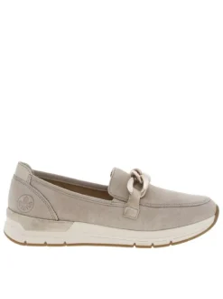 Mocassins beige à talon plat avec logo embossé et chaîne décorative