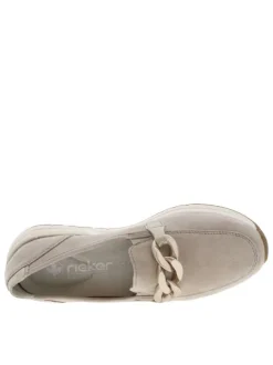 Mocassins beige à talon plat avec logo embossé et chaîne décorative