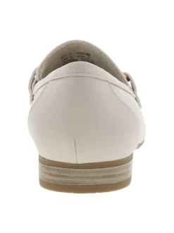 Mocassins blancs avec un talon plat et une fermeture à slip-on