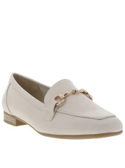 Mocassins blancs avec un talon plat et une fermeture à slip-on