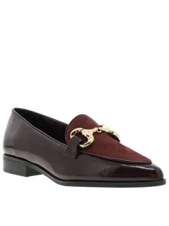 Mocassins bordeaux vernis avec semelle à talon décroché bas et bijoux dorés
