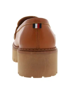 Mocassins en cuir camel à talon plat et semelle chunky avec bride et logo métallique en relief