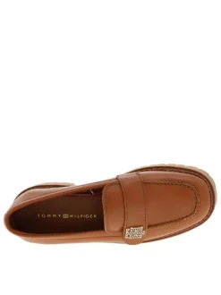 Mocassins en cuir camel à talon plat et semelle chunky avec bride et logo métallique en relief