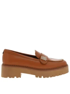 Mocassins en cuir camel à talon plat et semelle chunky avec bride et logo métallique en relief