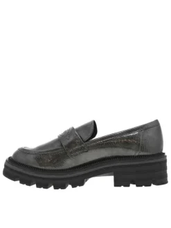 Mocassins gris vernis effet fumé avec dessin sur l'empeigne à talon compensé bas