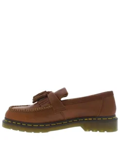 Mocassins marron à semelle à talon plat et avec des franges et un pompon