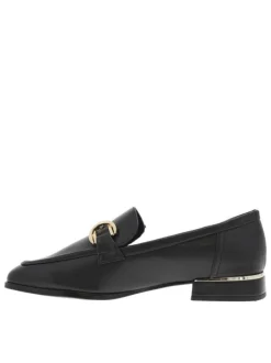 Mocassins noirs en simili cuir avec une boucle décorative et un talon plat