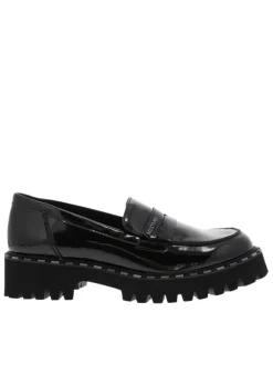 Mocassins noirs vernis avec un talon décroché bas et à slip-on