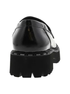 Mocassins noirs vernis avec un talon décroché bas et à slip-on