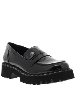 Mocassins noirs vernis avec un talon décroché bas et à slip-on