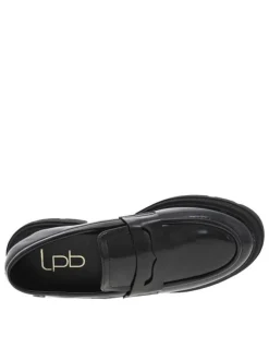 Mocassins noir vernis à talon décroché bas avec bijou argenté logotypé