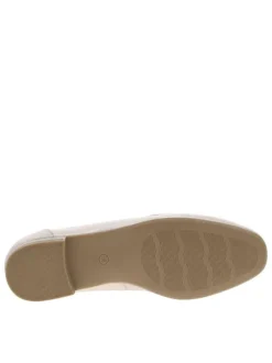 Mocassins platine avec un talon plat et une boucle décorative sur le cou-de-pied