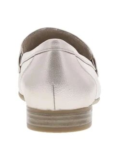 Mocassins platine avec un talon plat et une boucle décorative sur le cou-de-pied