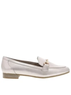Mocassins platine avec un talon plat et une boucle décorative sur le cou-de-pied