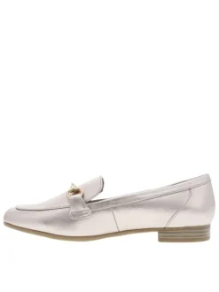 Mocassins platine avec un talon plat et une boucle décorative sur le cou-de-pied