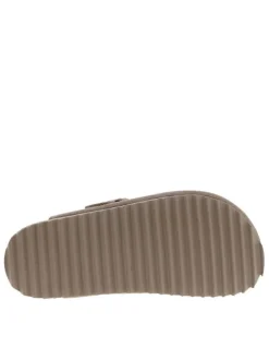 Mules taupe avec un talon plat et une fermeture à boucle à ardillon