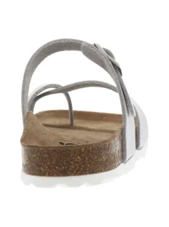 Mules argentées avec une boucle à ardillon et un entre-doigt