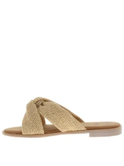 Mules beiges à semelle plate avec des brides croisées à l'avant