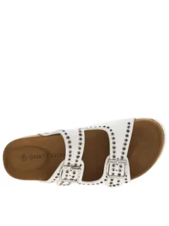 Mules blanches à œillets métalliques et à boucles à ardillon sur le côté