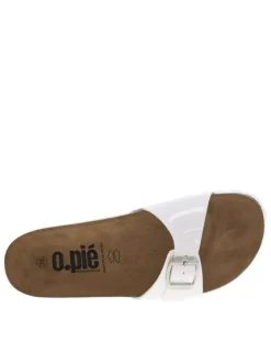 Mules blanches vernis avec une boucle à ardillon sur la bride