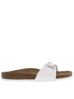 Mules blanches vernis avec une boucle à ardillon sur la bride