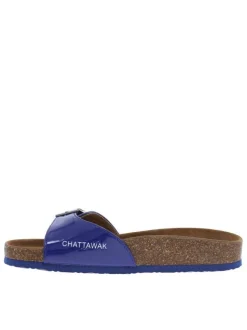Mules bleues vernies avec une sangle à boucle à ardillon et à semelle plate