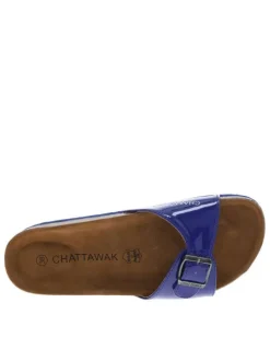 Mules bleues vernies avec une sangle à boucle à ardillon et à semelle plate