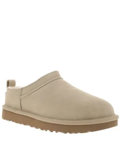 Mules Classic Micro en cuir sable, avec talon plat et logo cousu à l’arrière