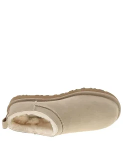 Mules Classic Micro en cuir sable, avec talon plat et logo cousu à l’arrière