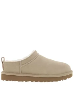 Mules Classic Micro en cuir sable, avec talon plat et logo cousu à l’arrière