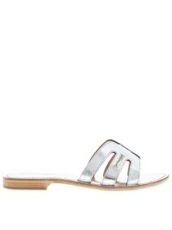 Mules Damia en cuir argentées avec un talon plat et logo métallique