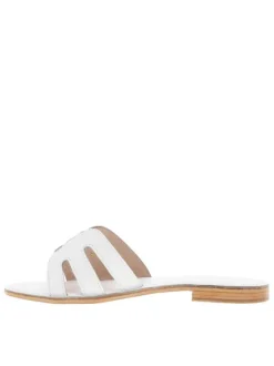 Mules Damia en cuir blanches avec logo métallique et un talon plat