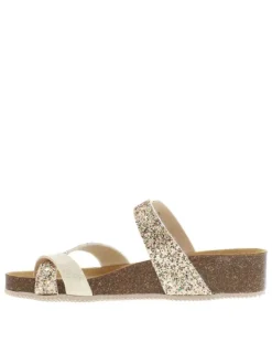 Mules dorées avec un entre-doigt un talon semi-compensé et des sequins