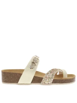 Mules dorées avec un entre-doigt un talon semi-compensé et des sequins