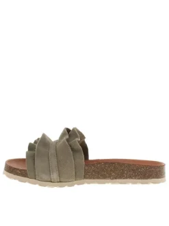 Mules en cuir kaki avec un talon plat et muni d'une large sangle