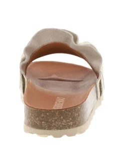 Mules en cuir or avec un talon plat et muni d'une large sangle