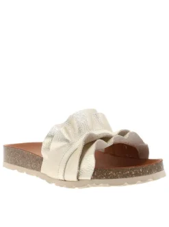 Mules en cuir or avec un talon plat et muni d'une large sangle