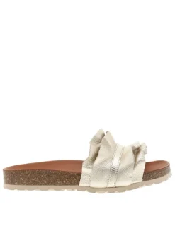 Mules en cuir or avec un talon plat et muni d'une large sangle