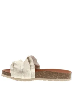 Mules en cuir or avec un talon plat et muni d'une large sangle