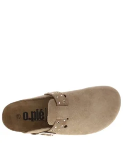 Mules en cuir taupe style sabot avec une boucle à ardillon et clous décoratifs